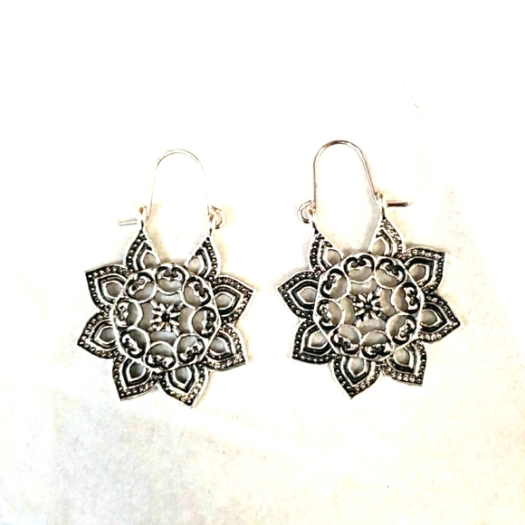 - Delicate star flower hoop earrings silver - Picture 1 of 3